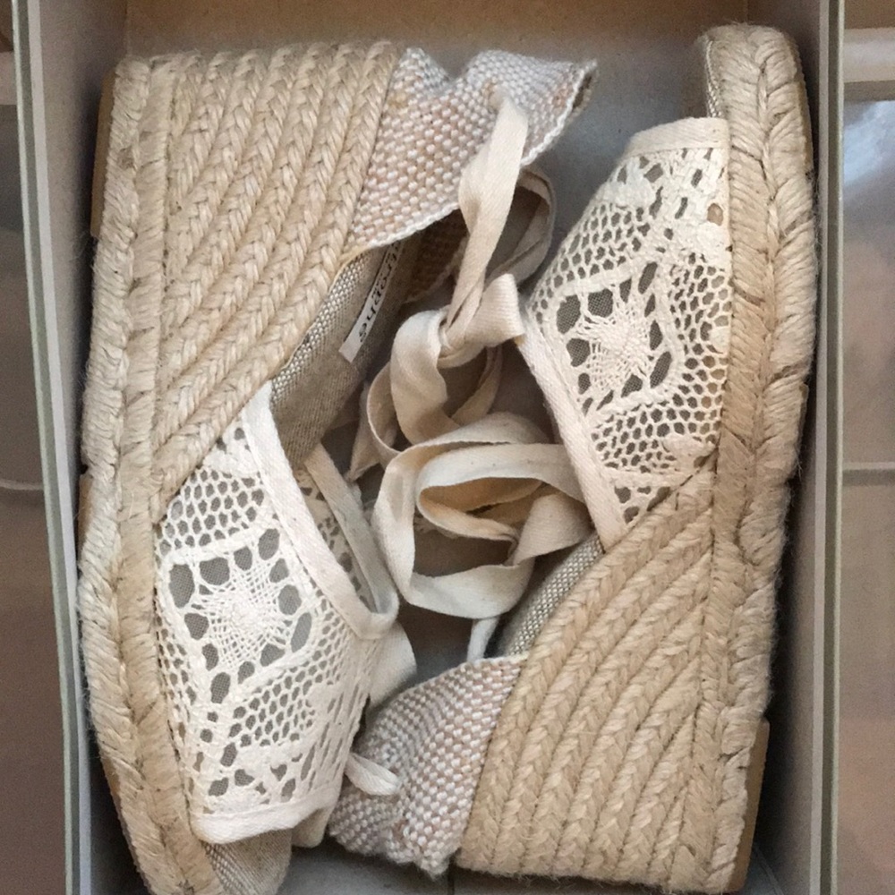Apostrophe size 8 cream lace wedge espadrilles